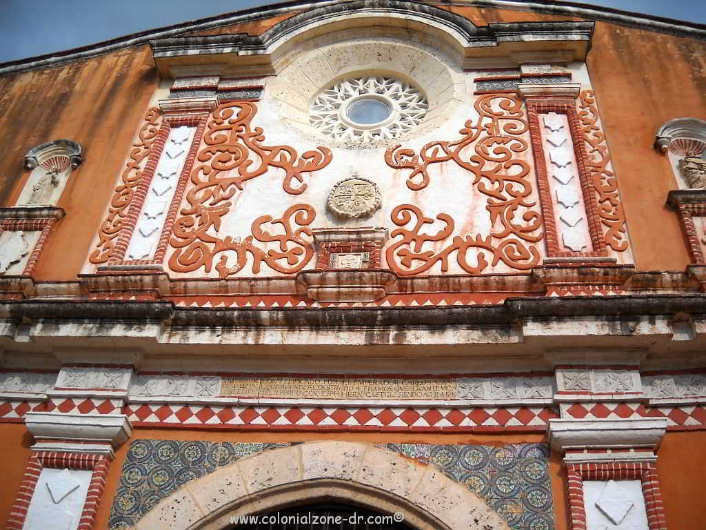 Iglesia Convento de Los Dominicos details above entrance