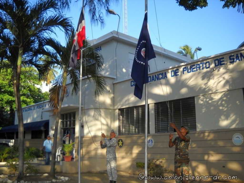 Raising the flag of Dominican Republic at the Comandancia de Puerto de Santo Domingo